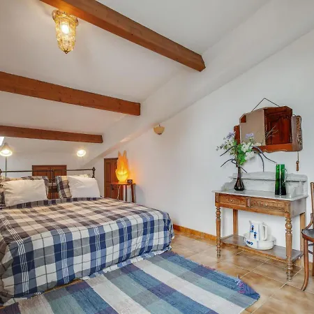 Βίλα Cozy On The First Floor, Within Walking Distance Of Vachères