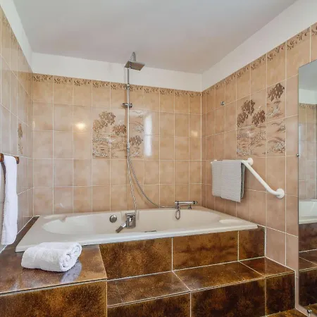 Cozy On The First Floor, Within Walking Distance Of *